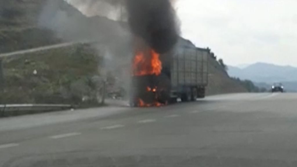 TAVUK KAMYONU KÜLE DÖNDÜ