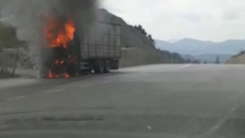 TAVUK KAMYONU KÜLE DÖNDÜ