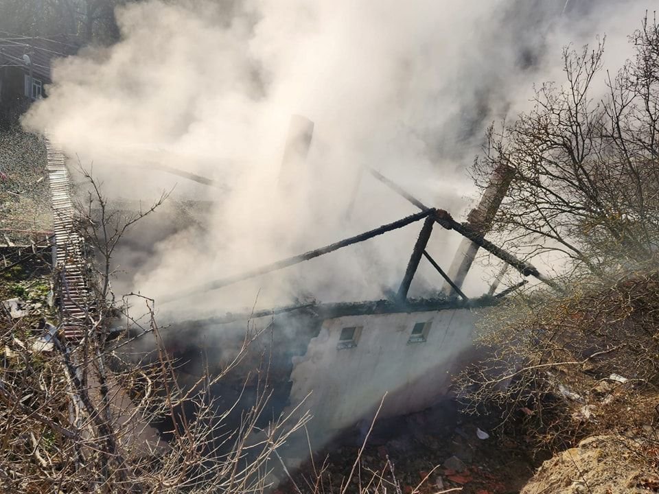 TEK KATLI EV KÜLE DÖNDÜ