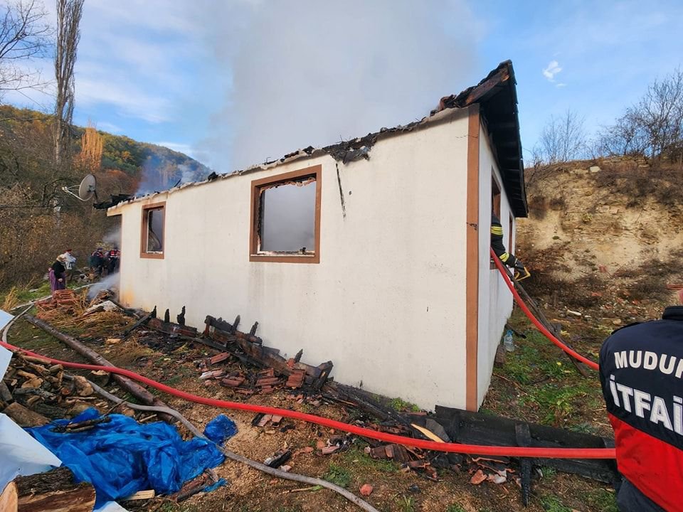 TEK KATLI EV KÜLE DÖNDÜ