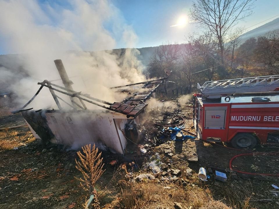 TEK KATLI EV KÜLE DÖNDÜ