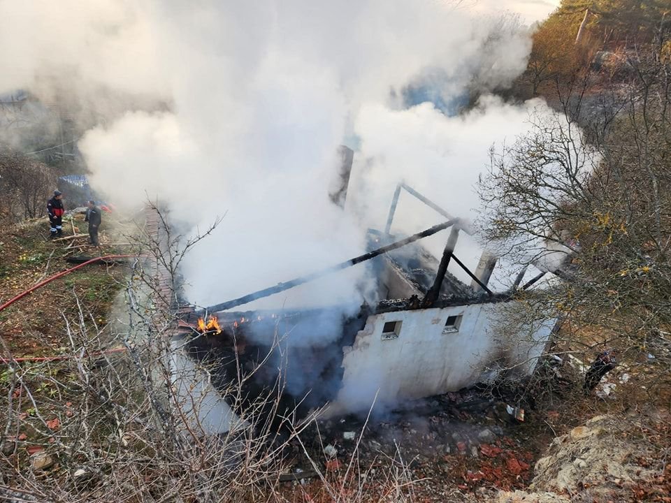 TEK KATLI EV KÜLE DÖNDÜ