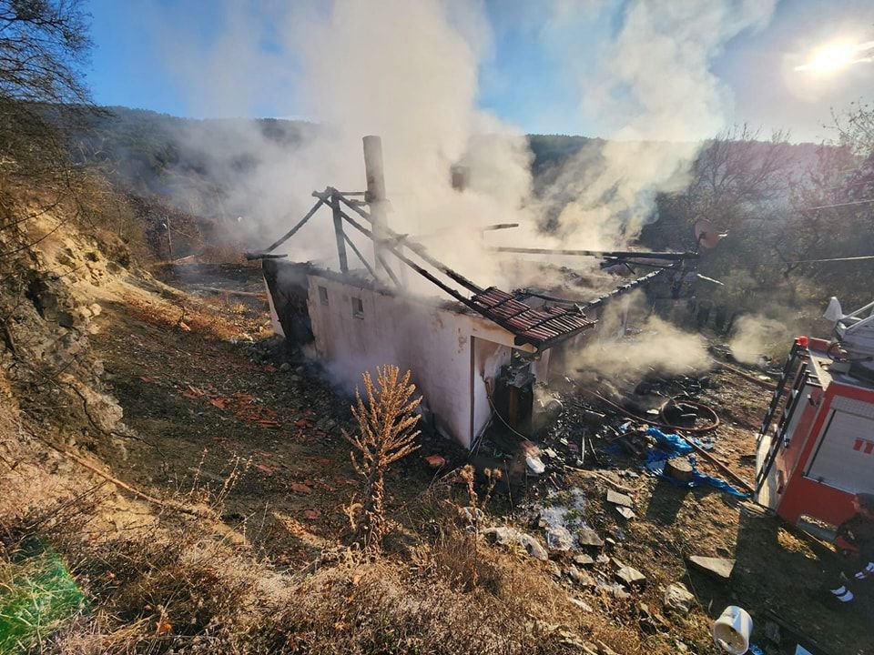 TEK KATLI EV KÜLE DÖNDÜ