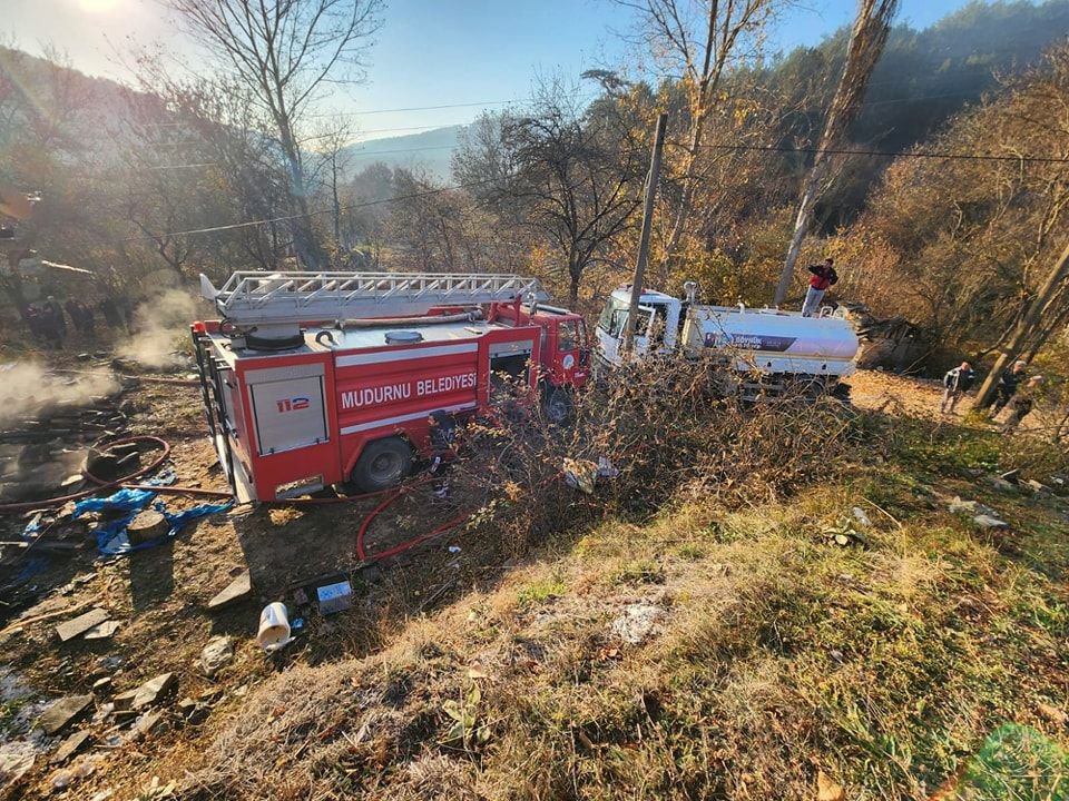 TEK KATLI EV KÜLE DÖNDÜ