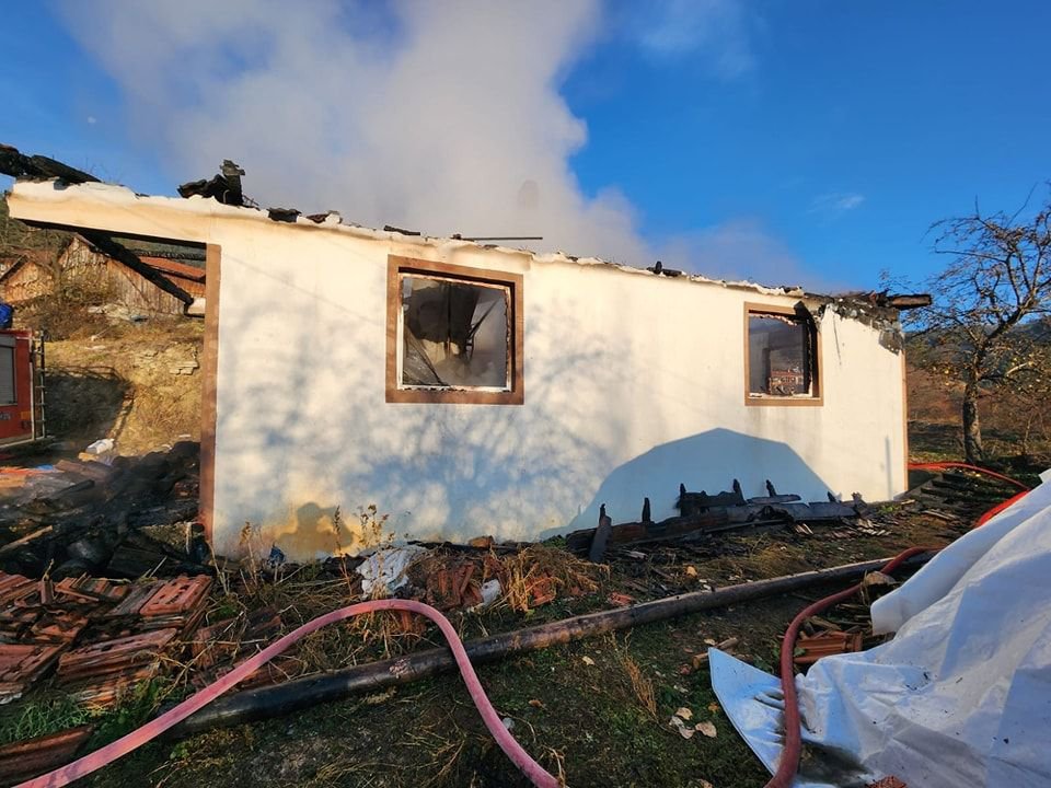 TEK KATLI EV KÜLE DÖNDÜ