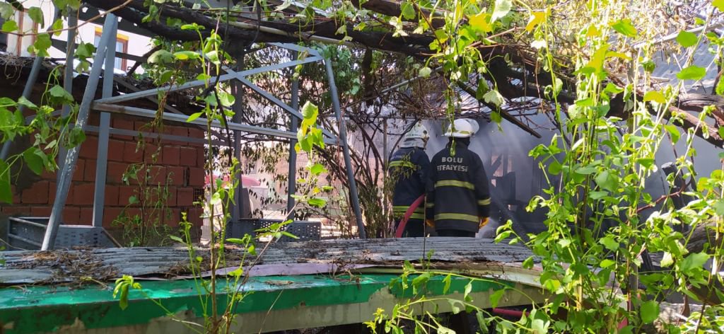 TEK KATLI EV KÜLE DÖNDÜ