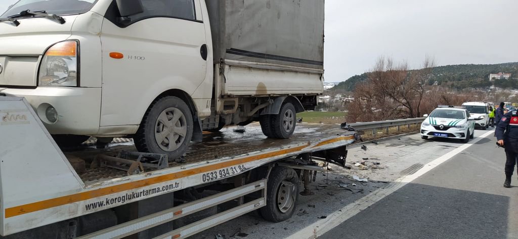 TIR'IN ÇARPTIĞI ÇEKİCİ SÜRÜCÜSÜ ÖLDÜ