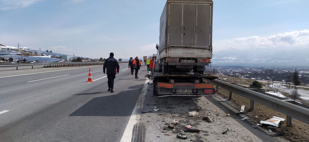 TIR'IN ÇARPTIĞI ÇEKİCİ SÜRÜCÜSÜ ÖLDÜ