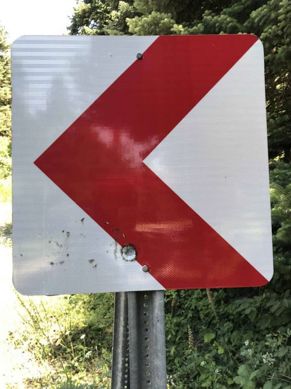 TRAFİK LEVHALARI HEDEF TAHTASINA DÖNDÜ