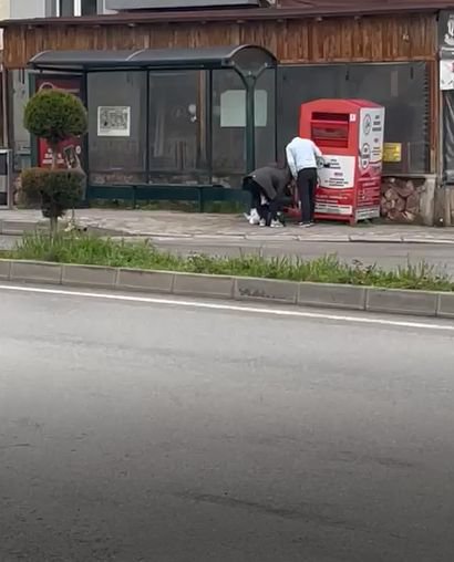 YABANCI UYRUKLULAR GİYSİ KUMBARASINI PARÇALADI