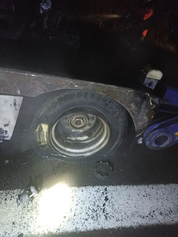 YANGIN, TAŞIDIĞI OTOMOBİLE SIÇRADI