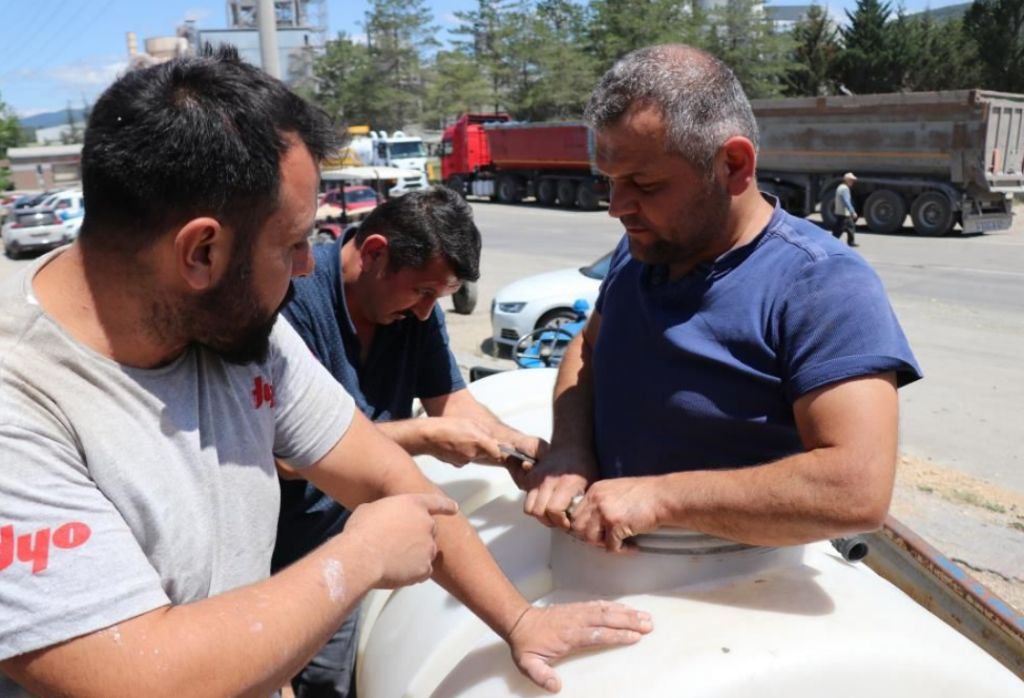 ZEHİRLENEN KÖYDE SU TANKINA SIKIŞTI