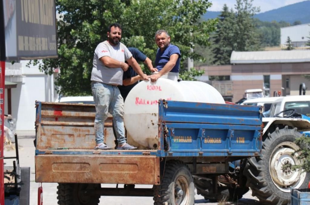 ZEHİRLENEN KÖYDE SU TANKINA SIKIŞTI