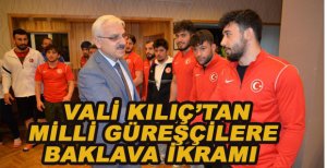 MİLLİ TAKIMA VALİDEN BAKLAVA İKRAMI