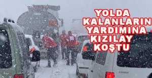 YOLDA KALANLARIN YARDIMINA KIZILAY KOŞTU