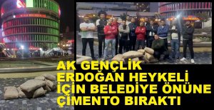 AK GENÇLİK BELEDİYE ÖNÜNE ÇİMENTO TORBASI BIRAKTI