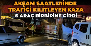 AKŞAM SAATLERİNDE TRAFİĞİ KİLİTLEYEN KAZA: 5 ARAÇ BİRBİRİNE GİRDİ