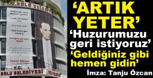 BAŞKAN PANKARTLA 'GİDİN ARTIK' DEDİ