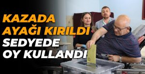 BOLU'DA KAZADA AYAĞI KIRILAN VATANDAŞ SEDYEDE OY KULLANDI....