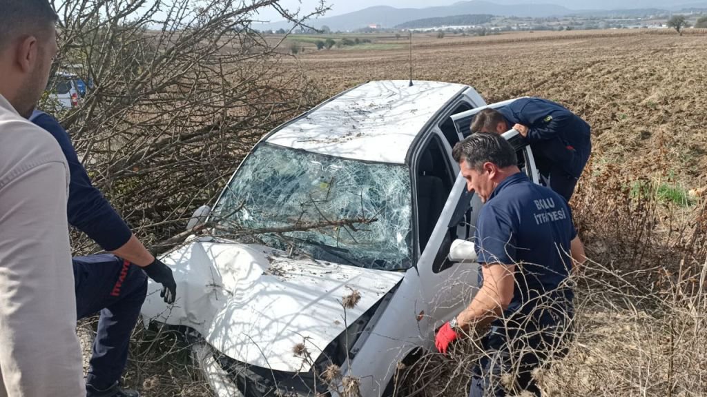 2 AĞACI DEVİRDİ: OTOMOBİL KULLANILAMAZ HALE GELDİ... 2 YARALI...