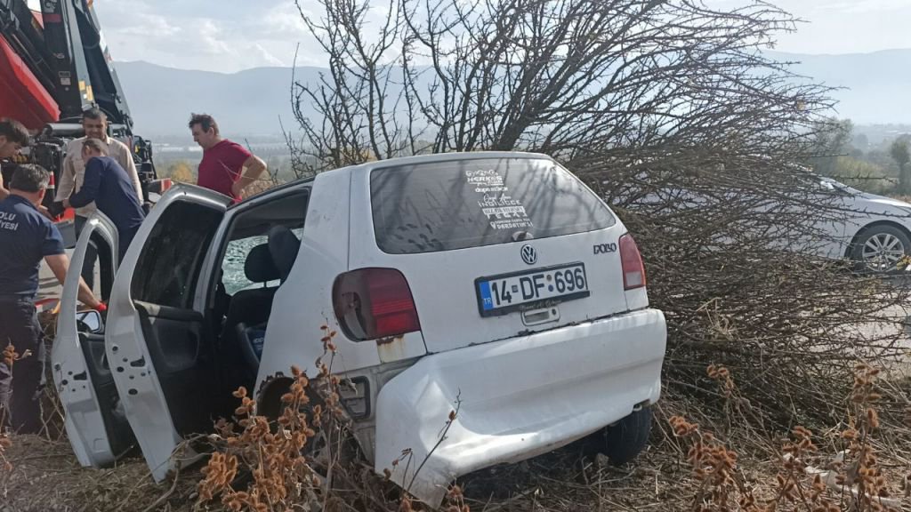 2 AĞACI DEVİRDİ: OTOMOBİL KULLANILAMAZ HALE GELDİ... 2 YARALI...