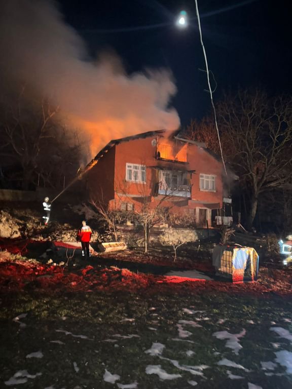 3 KATLI EV ALEVLERE TESLİM OLDU...