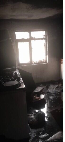 3 KATLI EVDE YANGIN ÇIKTI... EVDEKİLER DUMAN KOKUSUNA UYANDI