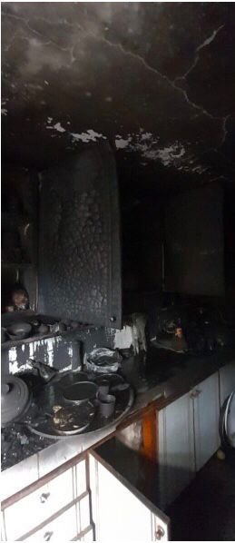 3 KATLI EVDE YANGIN ÇIKTI... EVDEKİLER DUMAN KOKUSUNA UYANDI