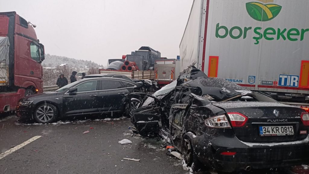 58 ARACIN KARIŞTIĞI ZİNCİRLEME TRAFİK KAZASI