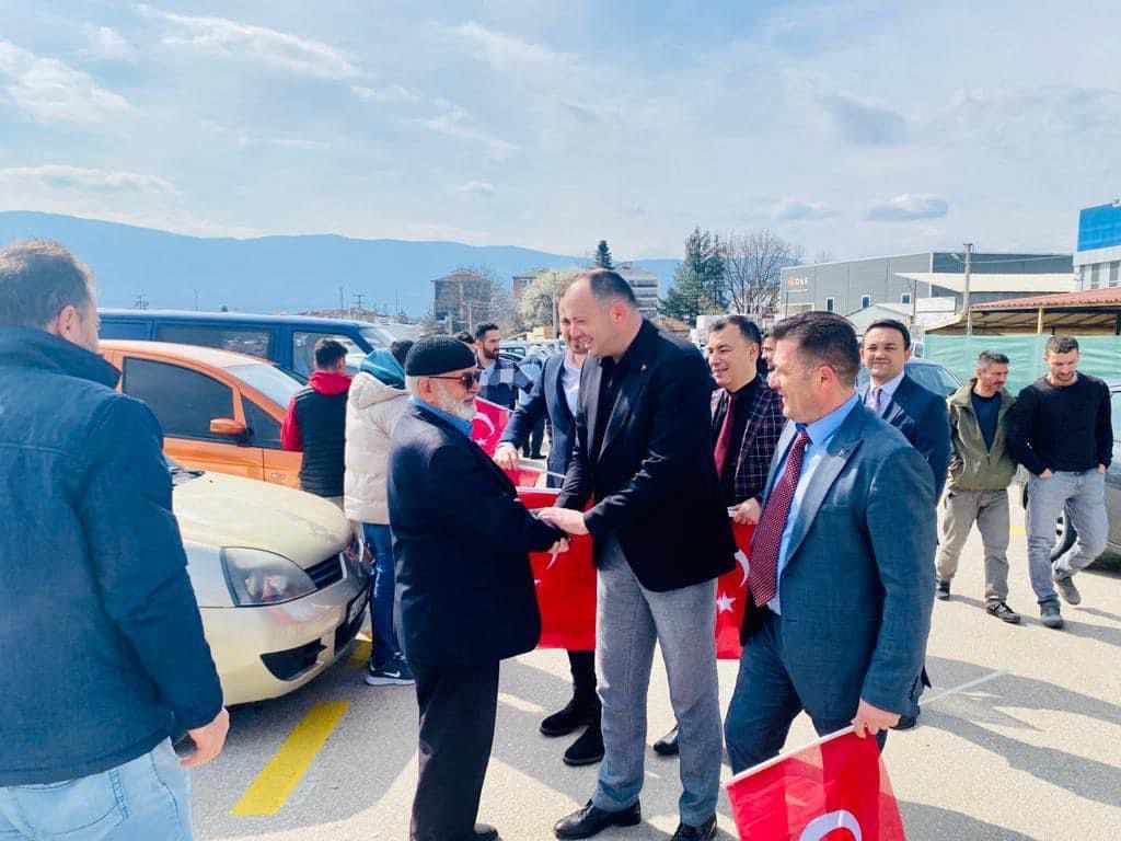 6 BİN TÜRK BAYRAĞI DAĞITTILAR....