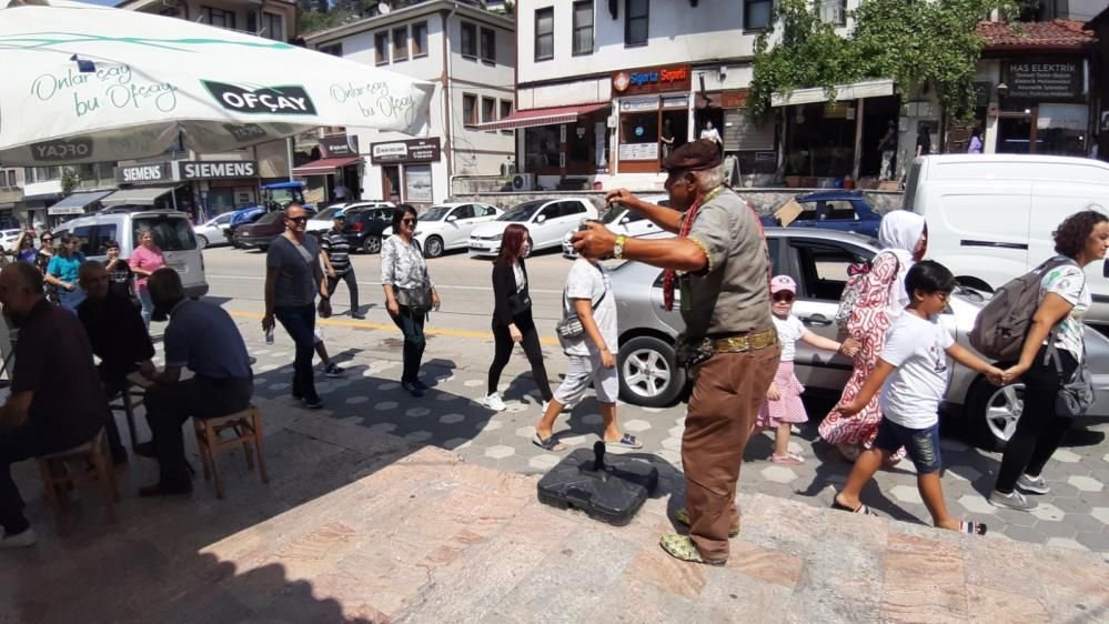 68 YAŞINDA AMA OYNAMADAN DURAMIYOR...