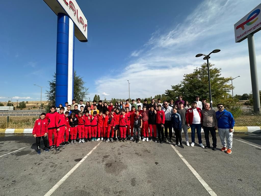 AK PARTİ BOLULU GENÇLERİ MİLLİ MAÇ İÇİN KONYA'YA GÖTÜRDÜ