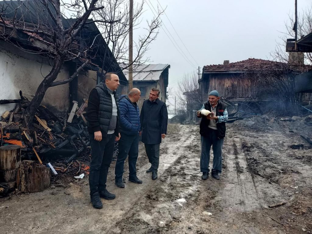 AK  PARTİ HEYETİ YANGIN BÖLGESİNDE