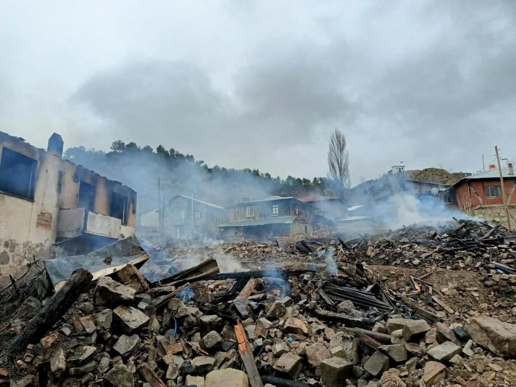 AK  PARTİ HEYETİ YANGIN BÖLGESİNDE