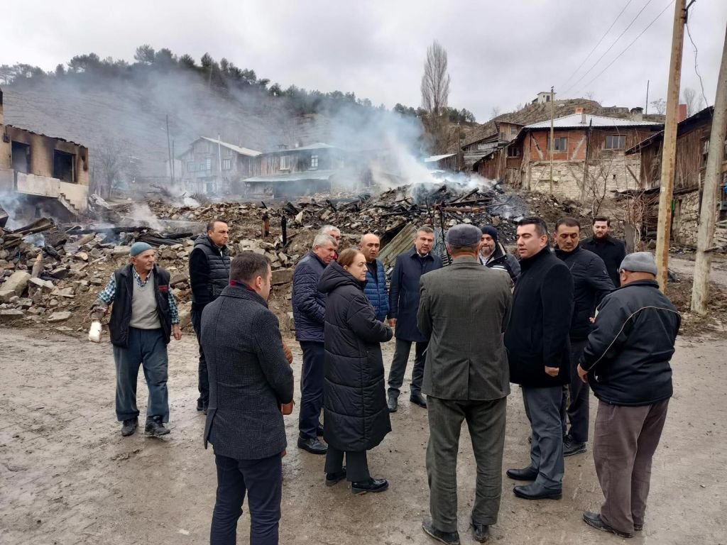 AK  PARTİ HEYETİ YANGIN BÖLGESİNDE