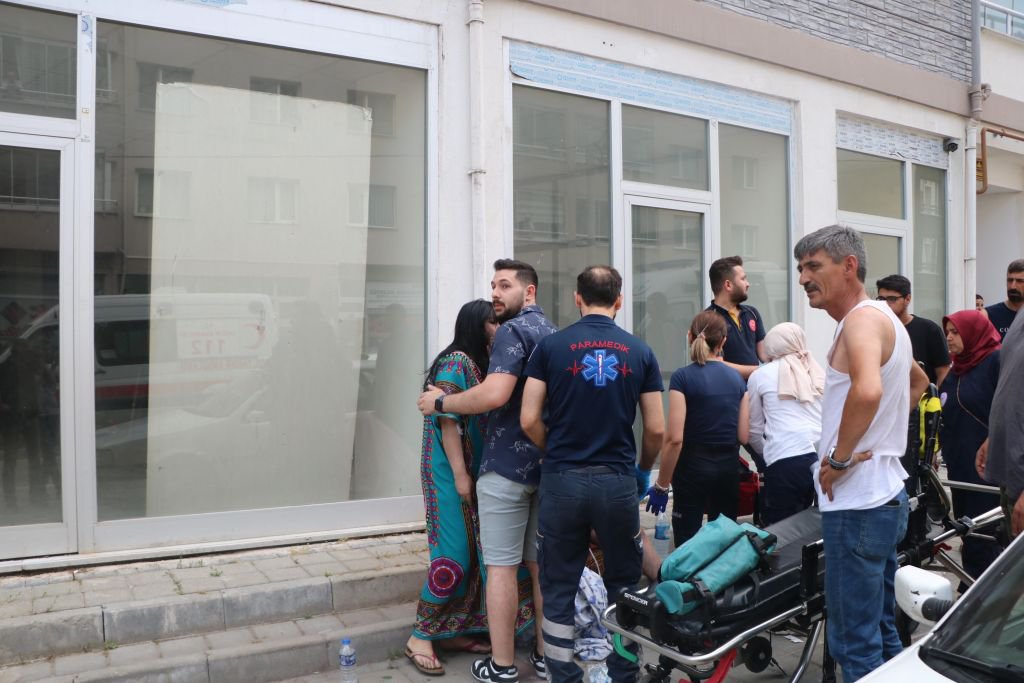 AKTAŞ MAHALLESİ'NDE YANGIN, 15 KİŞİ DUMANDAN ETKİLENDİ