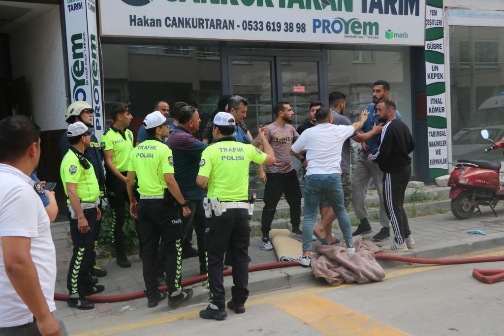 AKTAŞ MAHALLESİ'NDE YANGIN, 15 KİŞİ DUMANDAN ETKİLENDİ