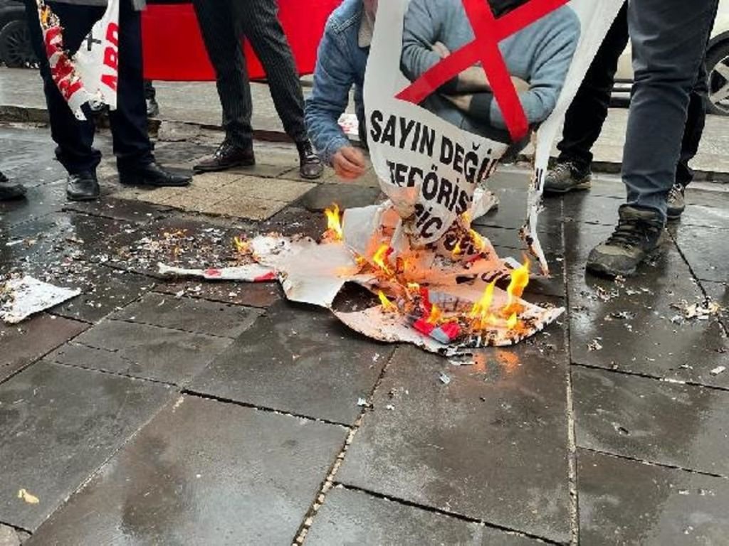 ALAN VE BERABERİNDEKİLER ÖCALAN FOTOĞRAFLARINI YAKTILAR
