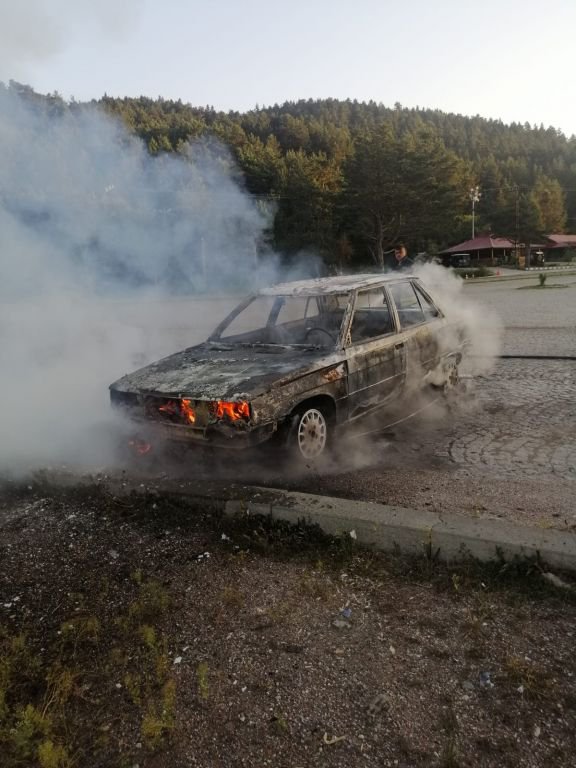 ALEVLİ SABAH... OTOMOBİL ALEV ALEV YANDI