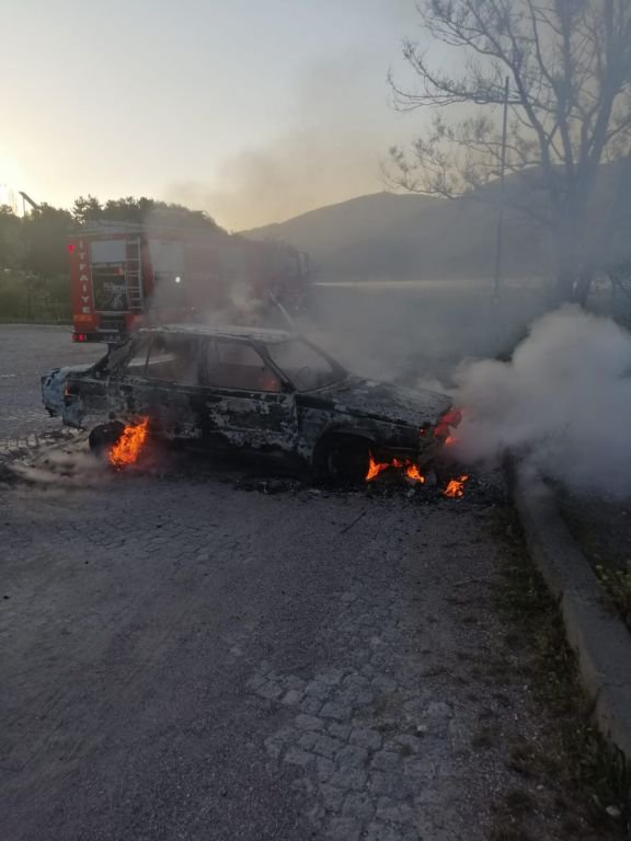 ALEVLİ SABAH... OTOMOBİL ALEV ALEV YANDI