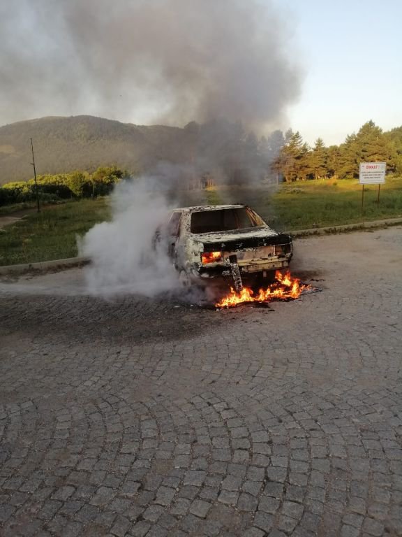 ALEVLİ SABAH... OTOMOBİL ALEV ALEV YANDI