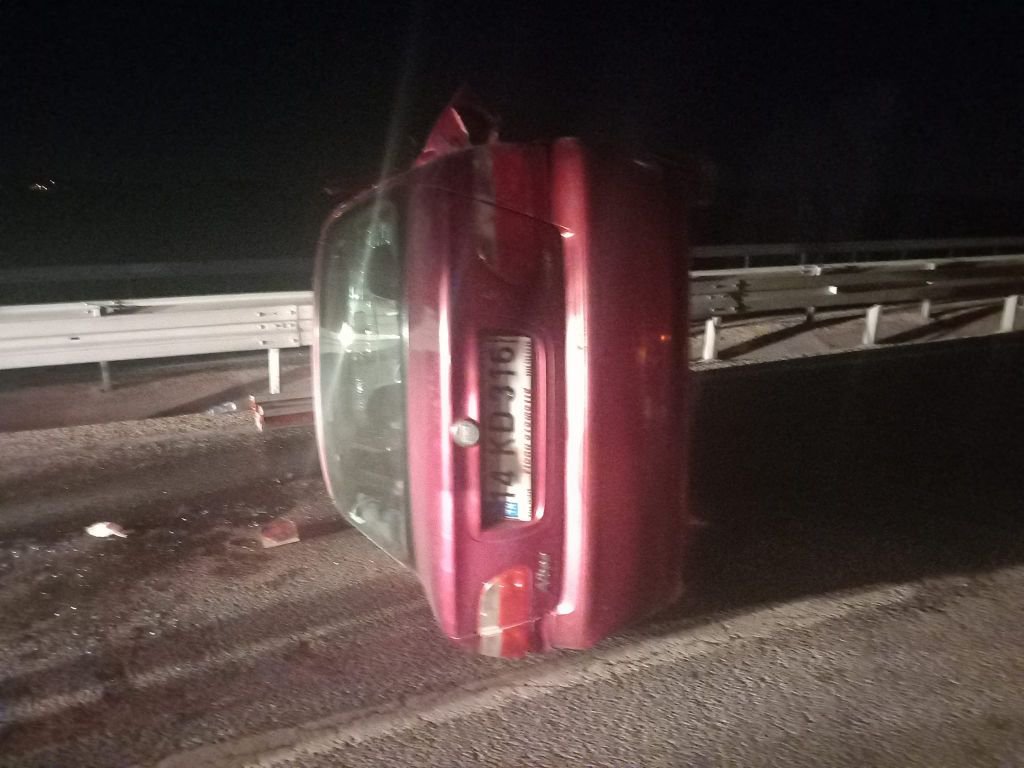 BARİYERLERE ÇARPINCA YAN YATTI