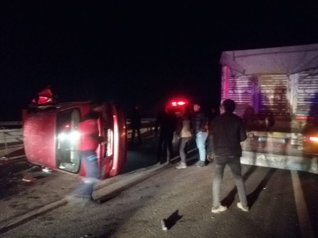 BARİYERLERE ÇARPINCA YAN YATTI