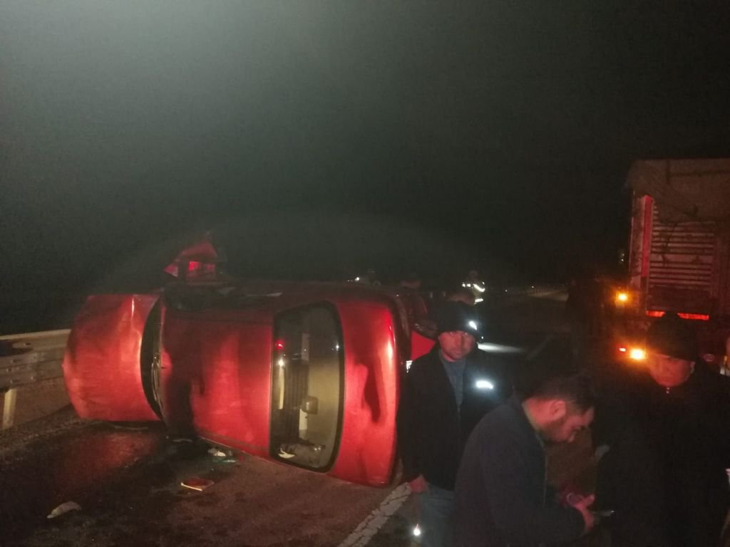 BARİYERLERE ÇARPINCA YAN YATTI