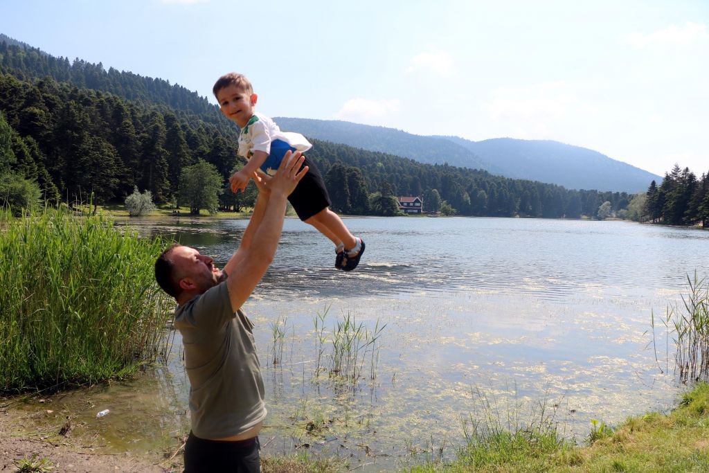 BAYRAM TATİLİNDE GÖLCÜK TABİAT PARKI'NA TATİLCİ AKINI