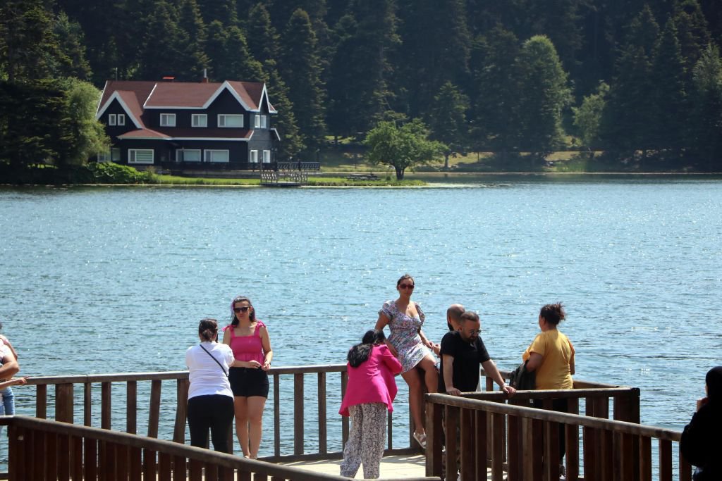 BAYRAM TATİLİNDE GÖLCÜK TABİAT PARKI'NA TATİLCİ AKINI