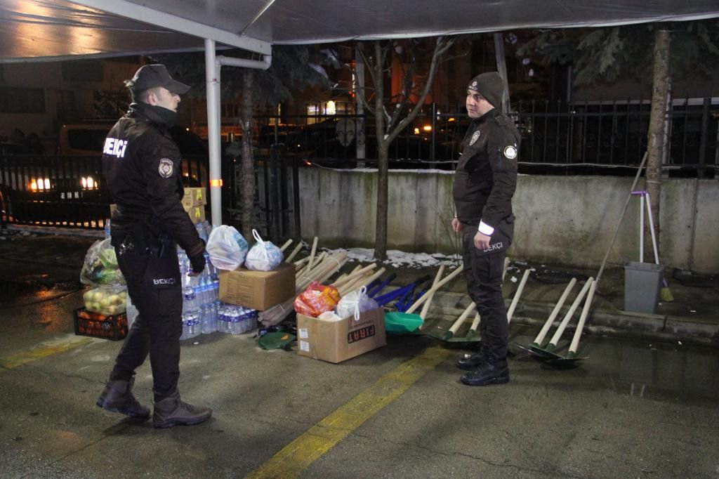 BEKÇİLERİMİZ DEPREM BÖLGESİNDE...