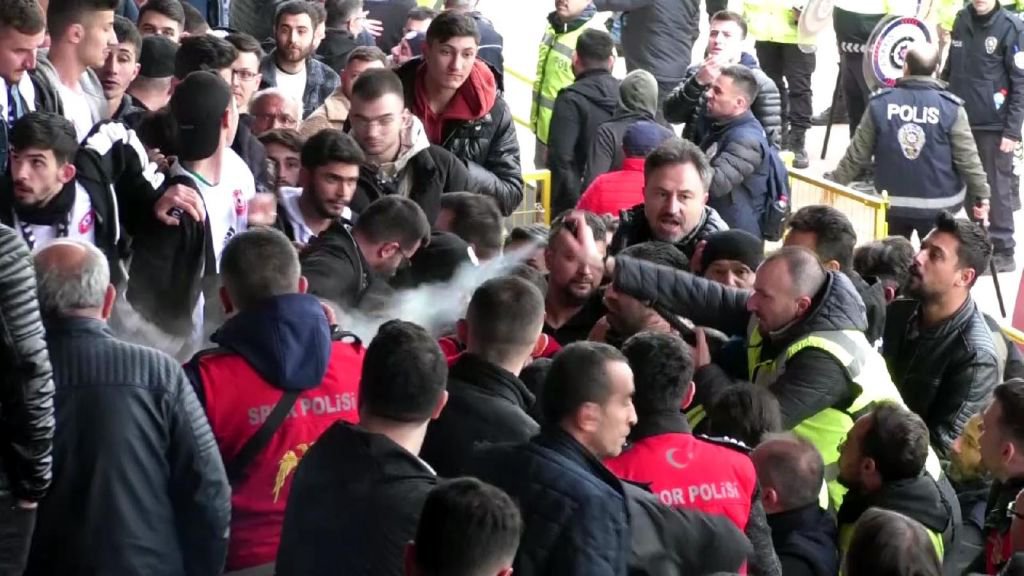 BEKLENEN OLDU, MAÇ SONU ORTALIK KARIŞTI