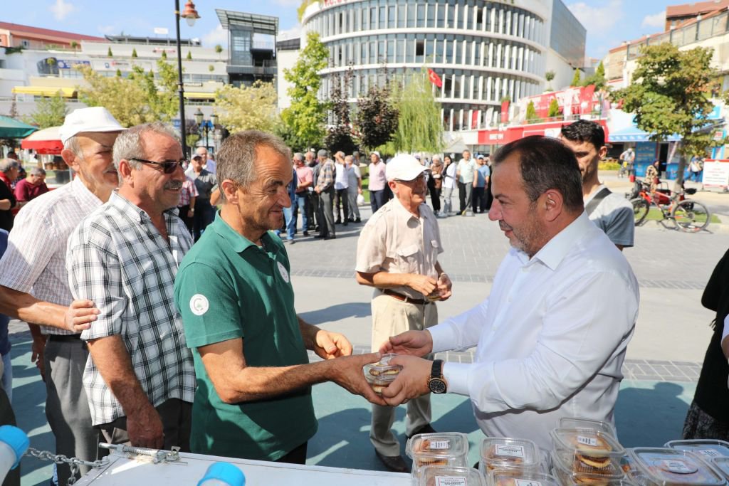 BELEDİYE 10 BİN KANDİL SİMİDİ DAĞITTI