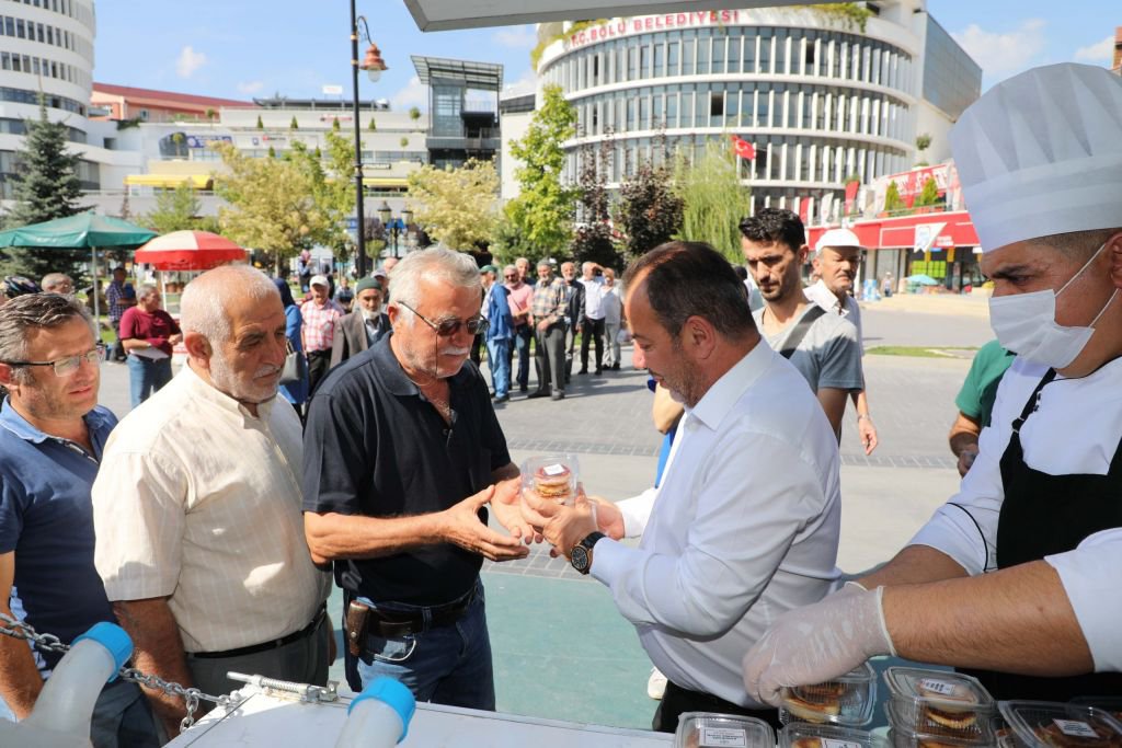 BELEDİYE 10 BİN KANDİL SİMİDİ DAĞITTI